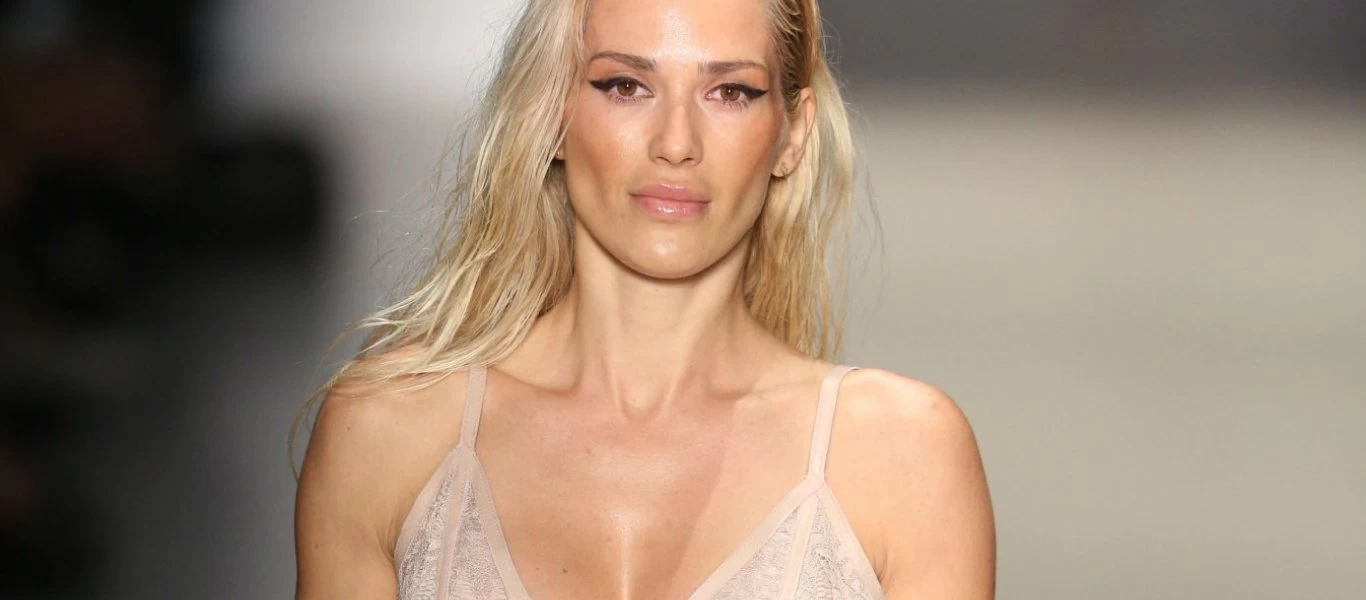 Βικτώρια Καρυδά: Με συνοδό στο Κολωνάκι - Χαμογελά ξανά μετά το χαμό του συζύγου (φωτο)